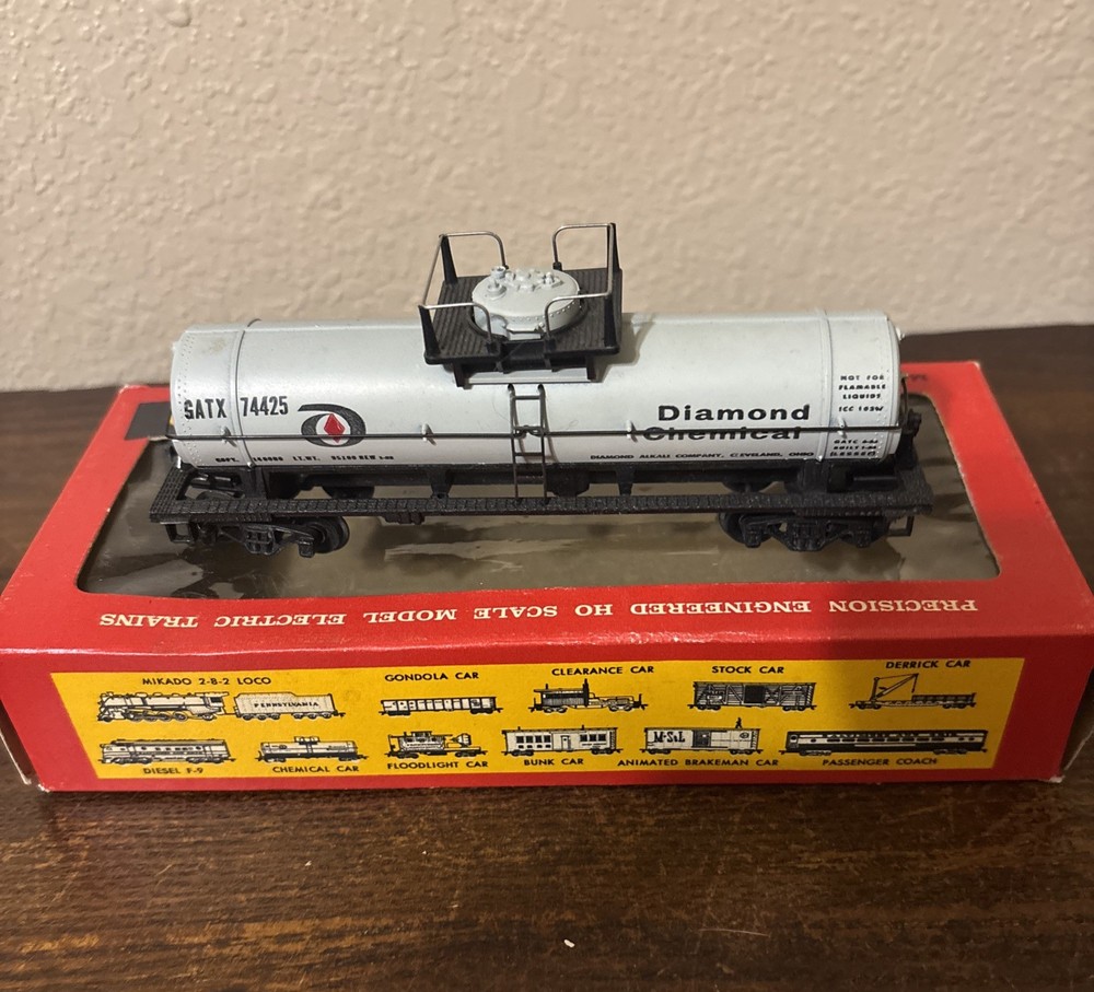 Vintage TYCO T324A:298 HO Scale 40ft Diamond Chemical Single Dome Tank Car with Original Box