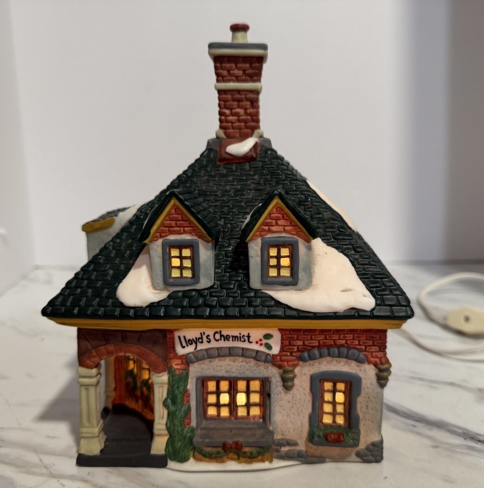 Christmas Village Dickens Collectible Lloyds Chemist Lighted House Vintage 1998