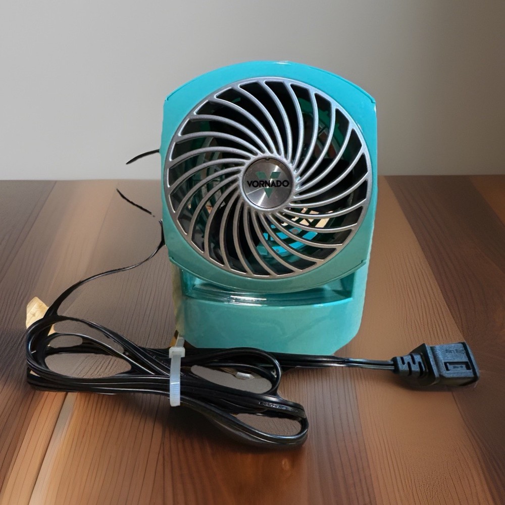 Vornado Flippi Turquoise  Corded Circulator Fan 2 Speed Works Barely Used