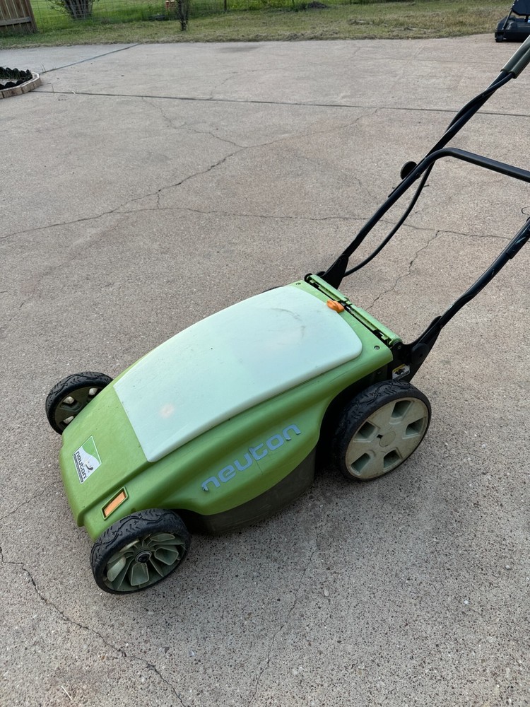 NEUTON Cordless CE 6 working Lawn Mower •One of the first eMowers Many cuts left