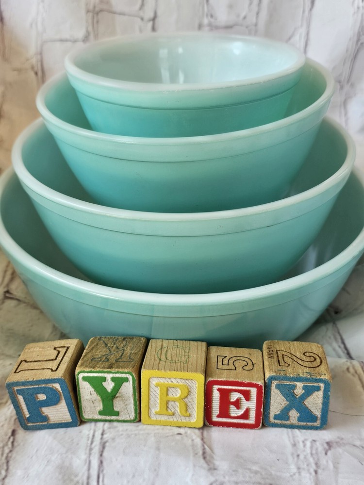 Vintage Pyrex Robin Egg Blue Turquoise Nesting Mixing Bowl Set