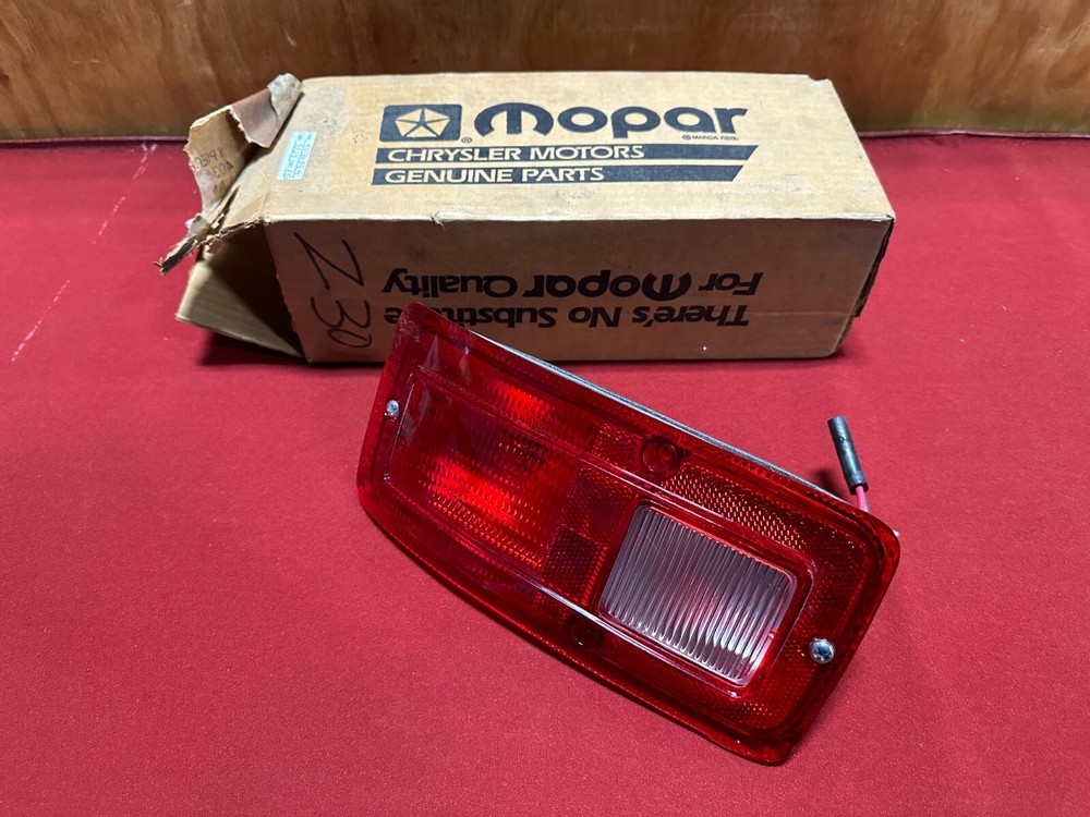 NOS 1970-1977 DODGE VAN TAILLIGHT MOPAR 4034099 B100 B200 B300 70-77