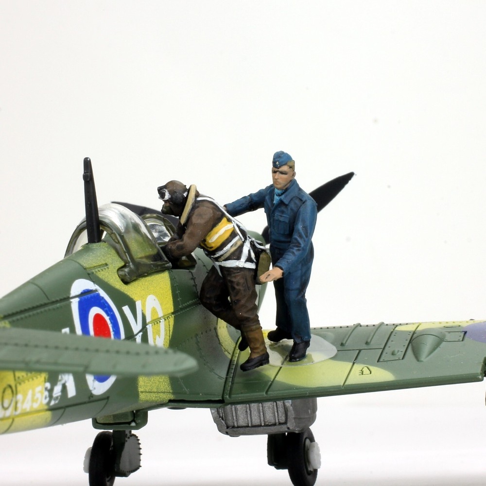 PreSale Pro-Painted 1:48 RAF Crew supporting Pilot Climbing to aircraft WW2-image