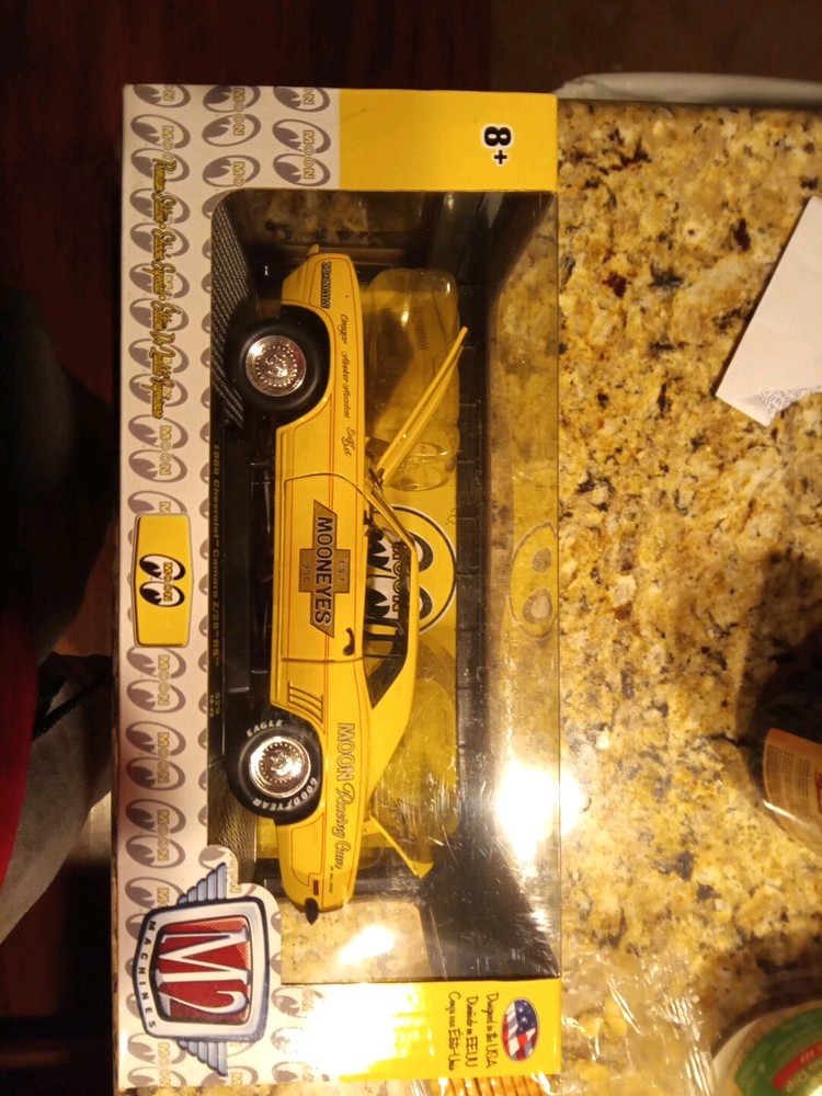 M2 Machines 1969 Chevrolet Camaro Z/28 RS Mooneyes 1:24 Scale Rare! Nice!