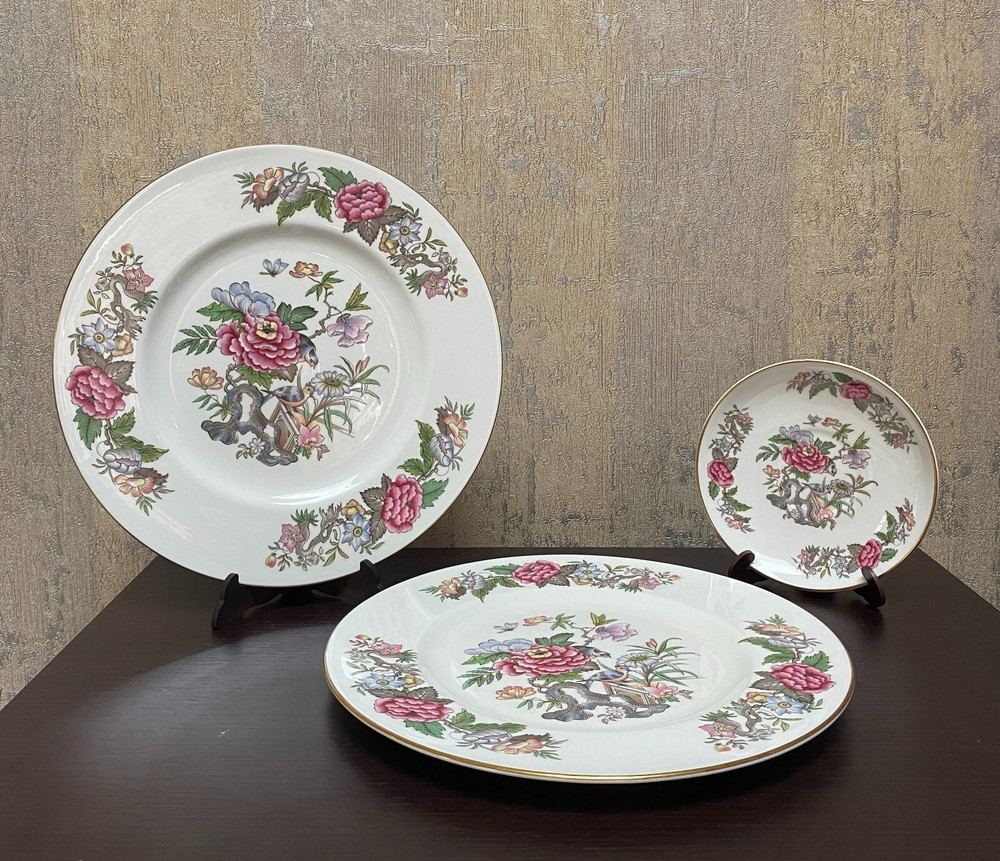 Wedgwood Cathay 2 Dinner Plates and Saucer W4053