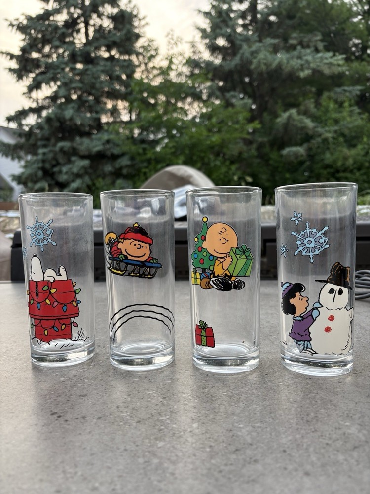 4 Peanuts Christmas 10oz Glasses Featuring Snoopy Linus Charlie Brown & Lucy