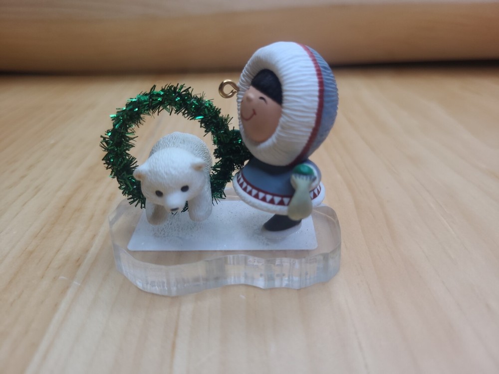 Hallmark Keepsake Frosty Friends 15 1994 Polar Bear Jumping thru Wreath QX529-3