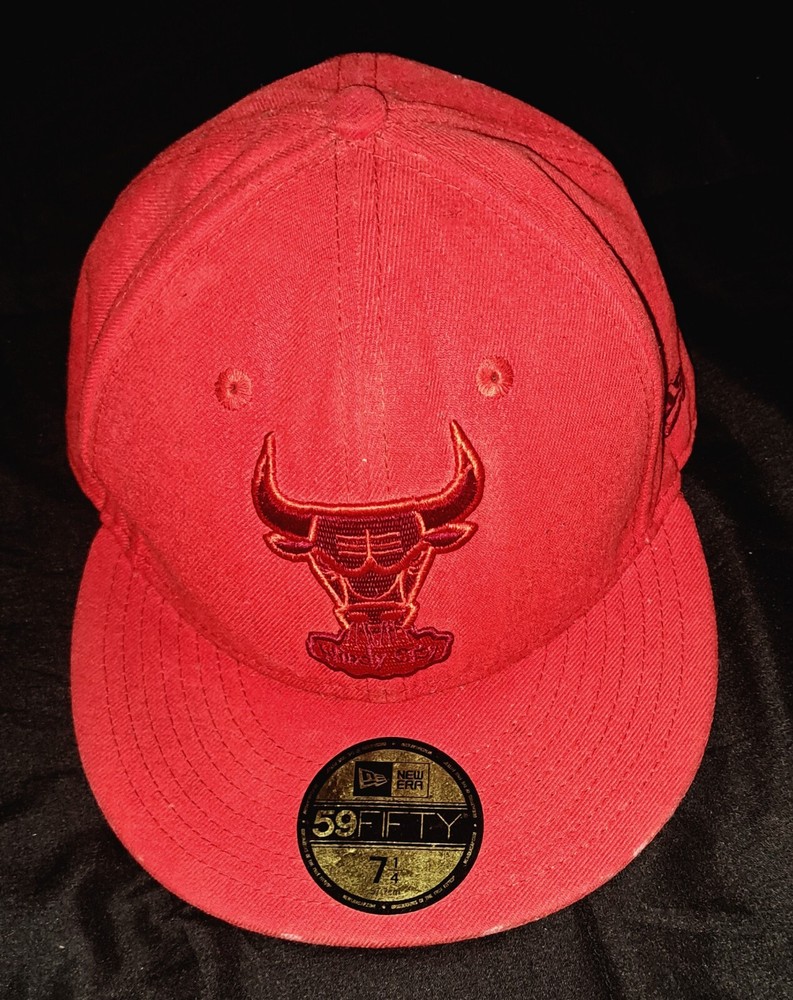 Chicago Bulls New Era 59Fifty Fitted Cap Size 7 1/4 Cyan Red Pre-Owned