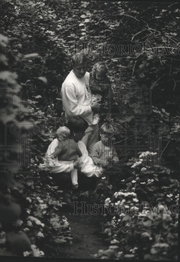 1993 Press Photo German Family Tom Karyn and Kids at Madison Park Wisconsin
