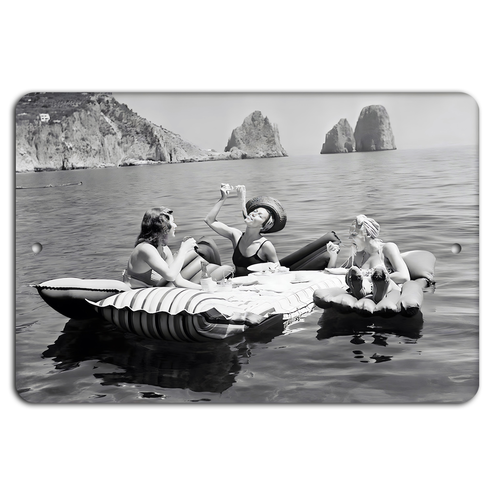 Vintage Seaside Picnic - Timeless Relaxation in Capris Waters