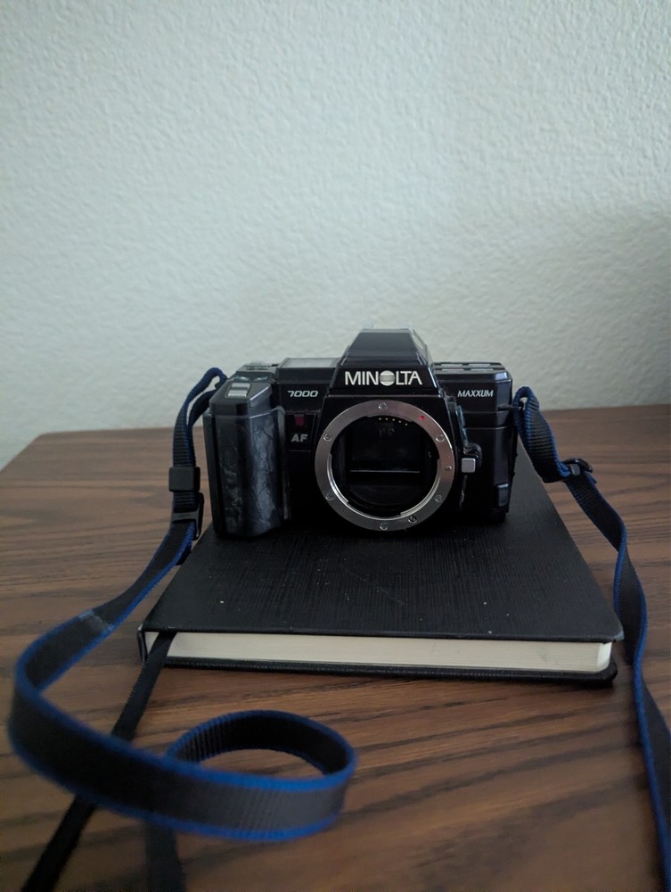 Minolta Maxxum 7000AF 35mm SLR Film Camera with 50 mm lens Kit