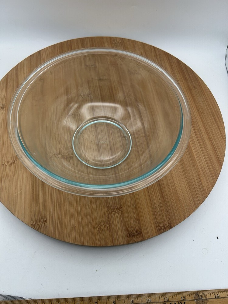 Pyrex Clear 2.5-Quart Glass Mixing Bowl with Easy-Pour Spout