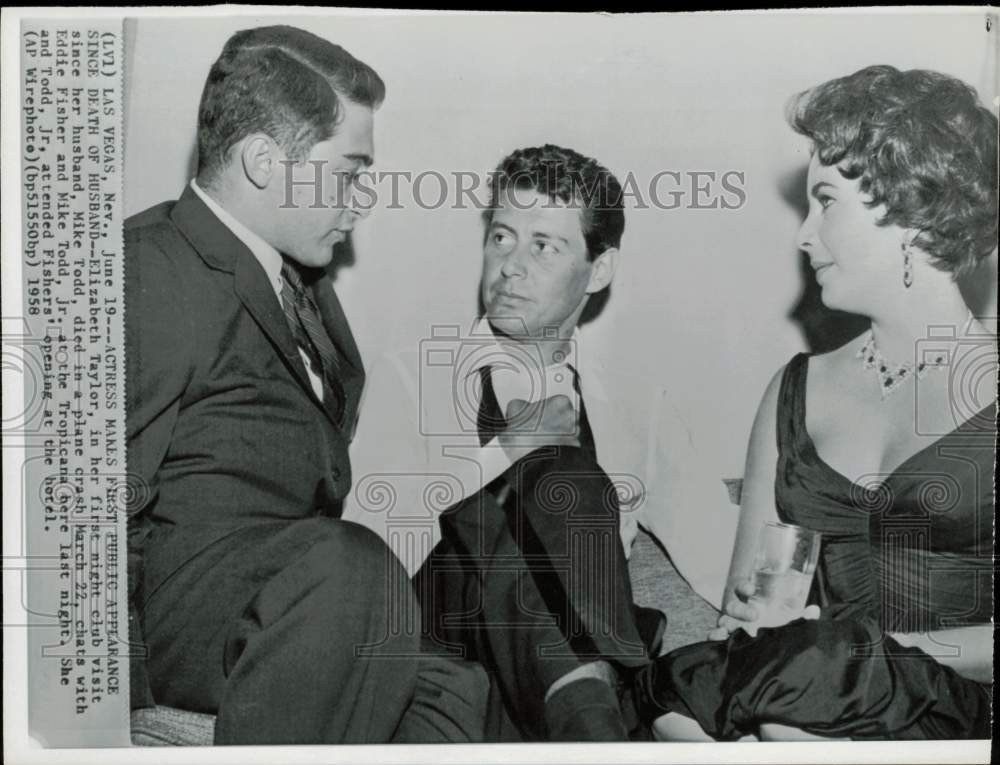 1958 Press Photo Elizabeth Taylor/Mike Todd Jr./Eddie Fisher Chat in Las Vegas