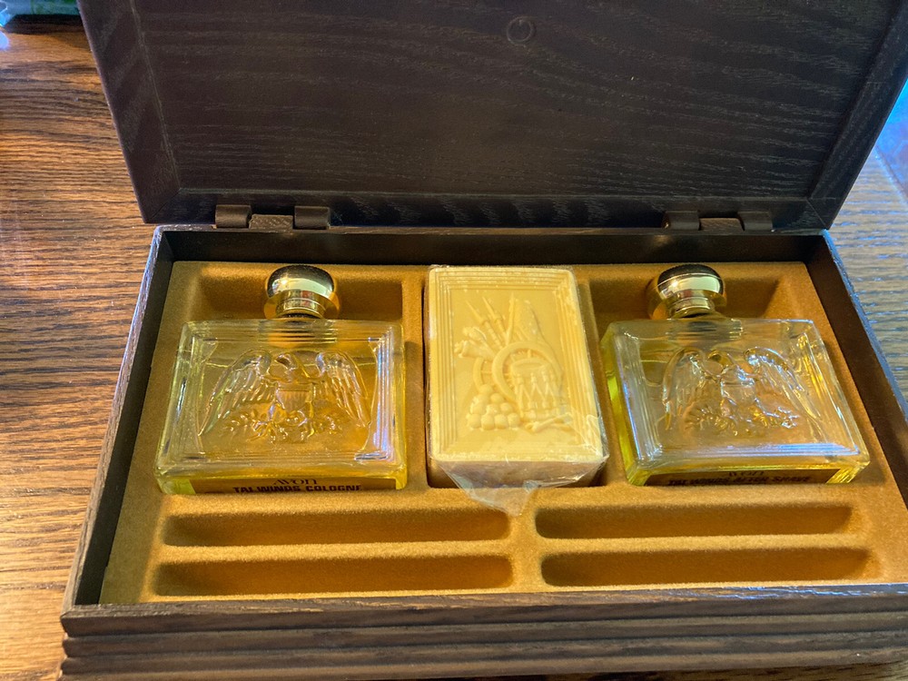 Avon Bureau Organizer Eagle - Tai Winds Cologne Soap After Shave