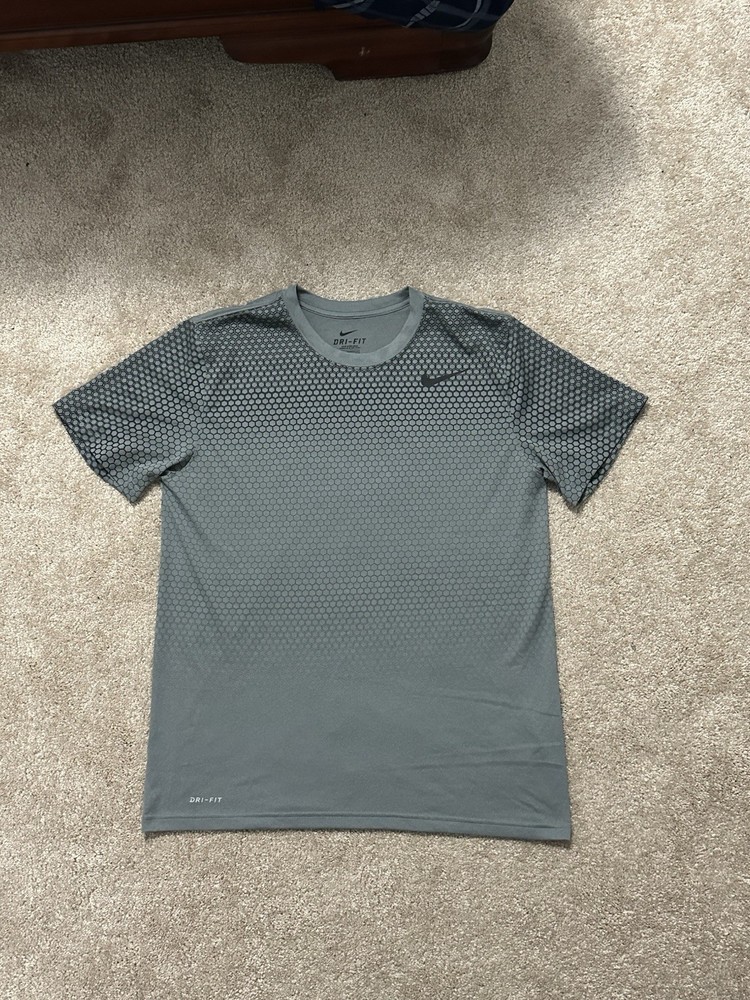 Nike Dri-Fit Gray Short Sleeved T-Shirt Size Large