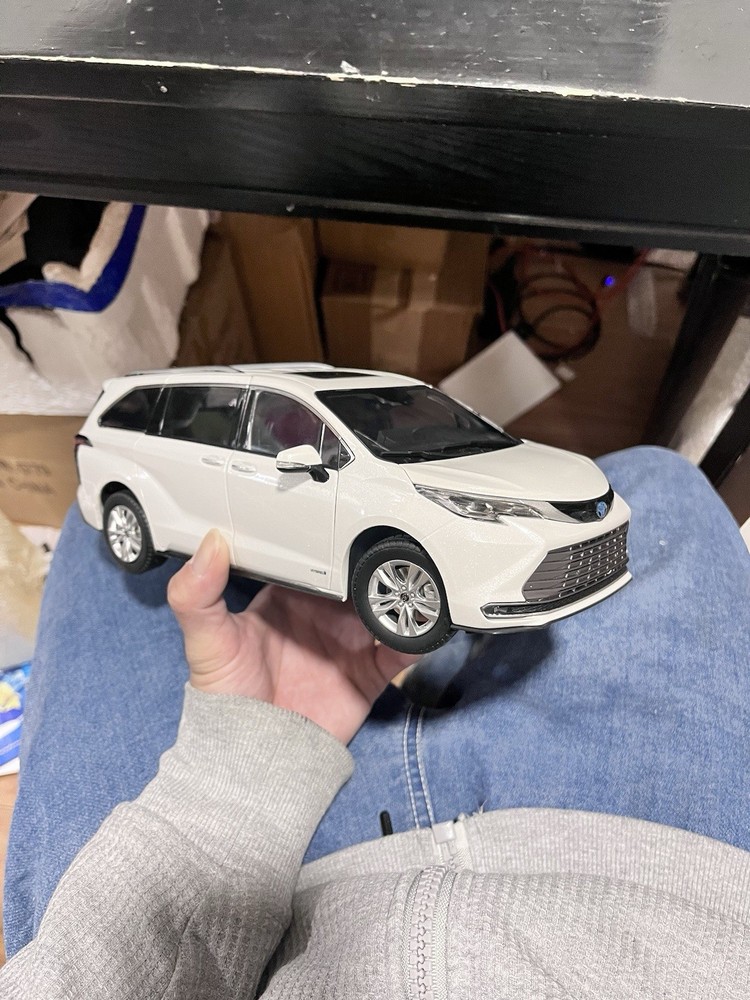 (Defect) 1:18 Scale 2021~2025 Toyota Sienna Limited White Diecast Model Car