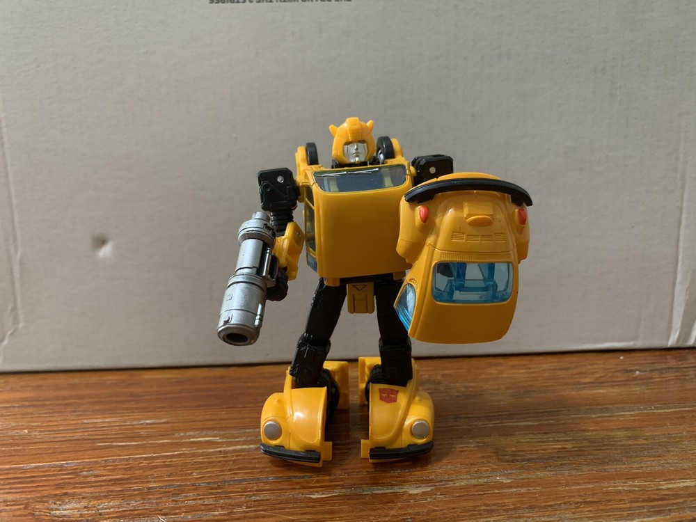 Takara Tomy Transformers War for Cybertron Netflix Edition WFC-09 Bumblebe...