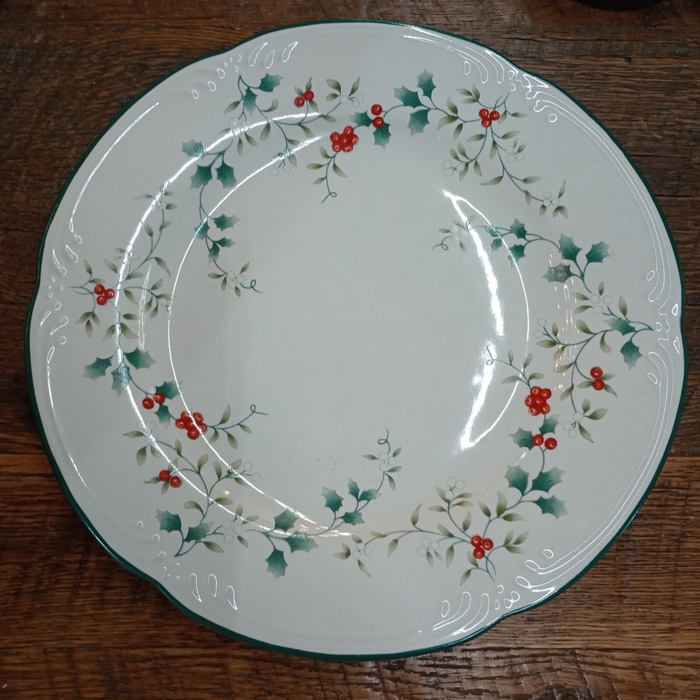 Pfaltzgraff Winterberry 10.3 inch Holly Berry Dinner Plates Set of 4