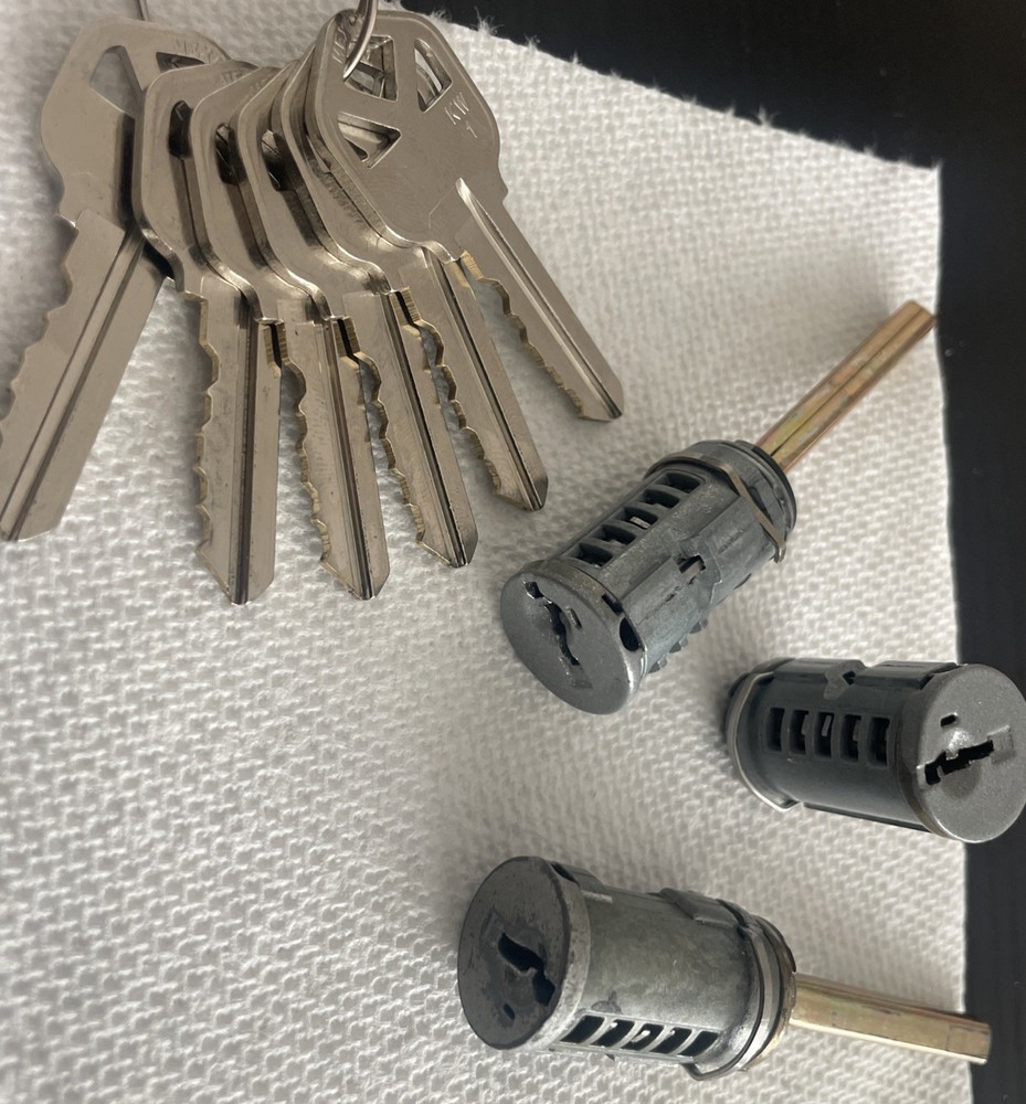 Kwikset SmartKey 3-Pack - 2 Deadbolts & 1 Knob in Silver with 6 Keys (Keyed Alike)