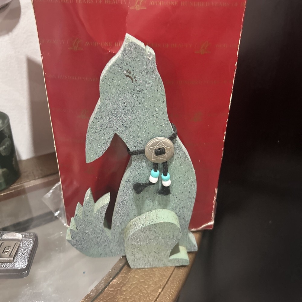 howling dog figure