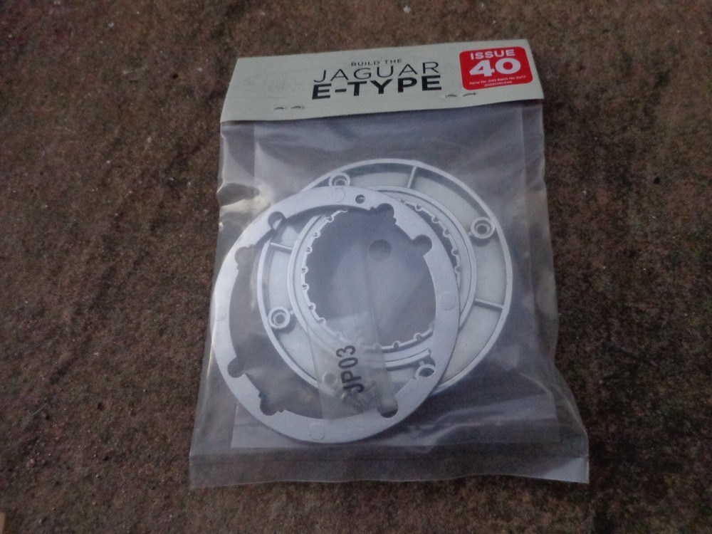 1/8 DEAGOSTINI BUILD YOUR OWN THE JAGUAR E-TYPE CAR ISSUE 40 PART