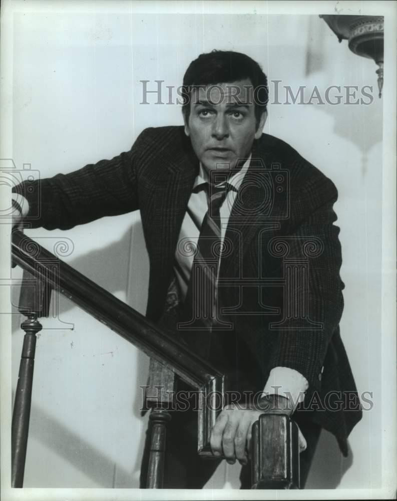 1969 Press Photo Actor Mike Connors acts in an episode of 