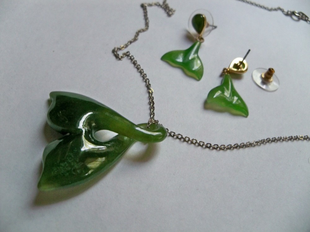 Vintage Jade maori whale dolphin tail green stone Pendant necklace earrings lot