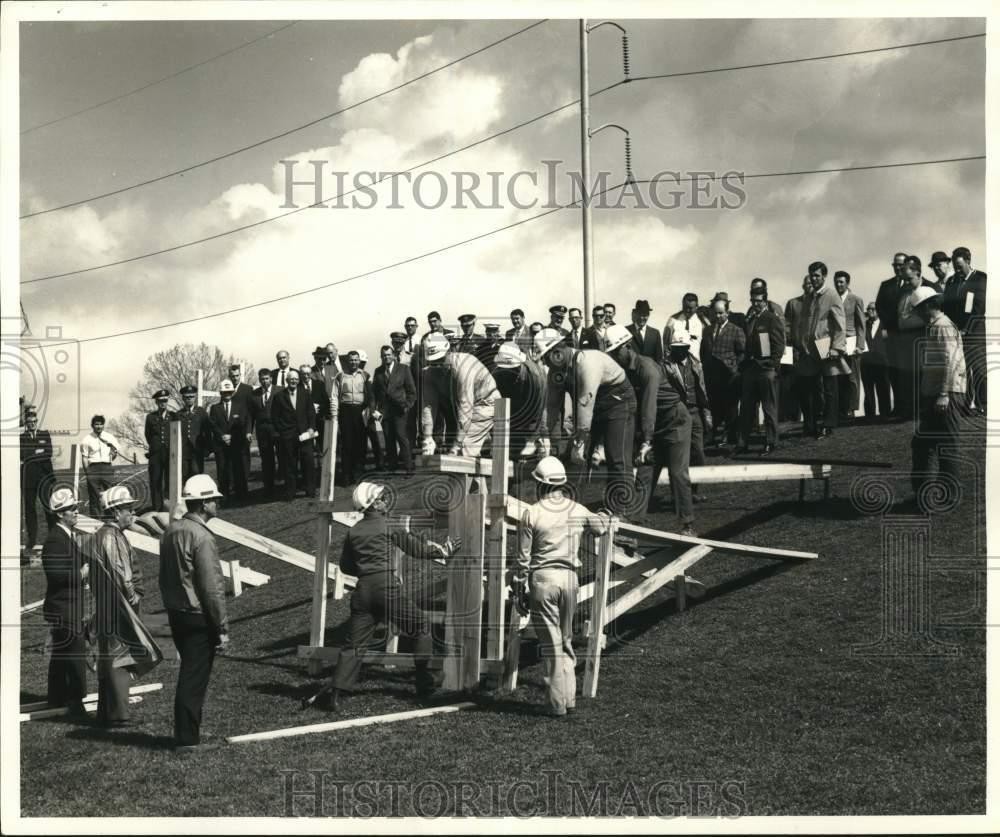 1975 Press Photo Army Corps of Engineers with Flood Fight Structures - nom13824