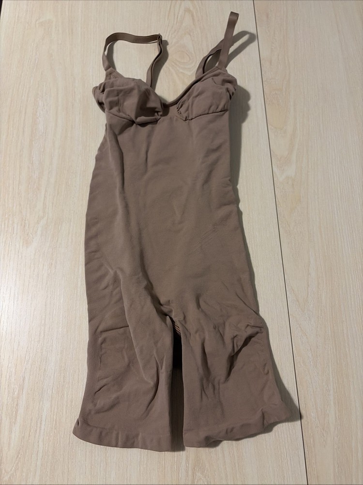 Skims Seamless Sculpt Mid Thigh Bodysuit Size Medium Beige