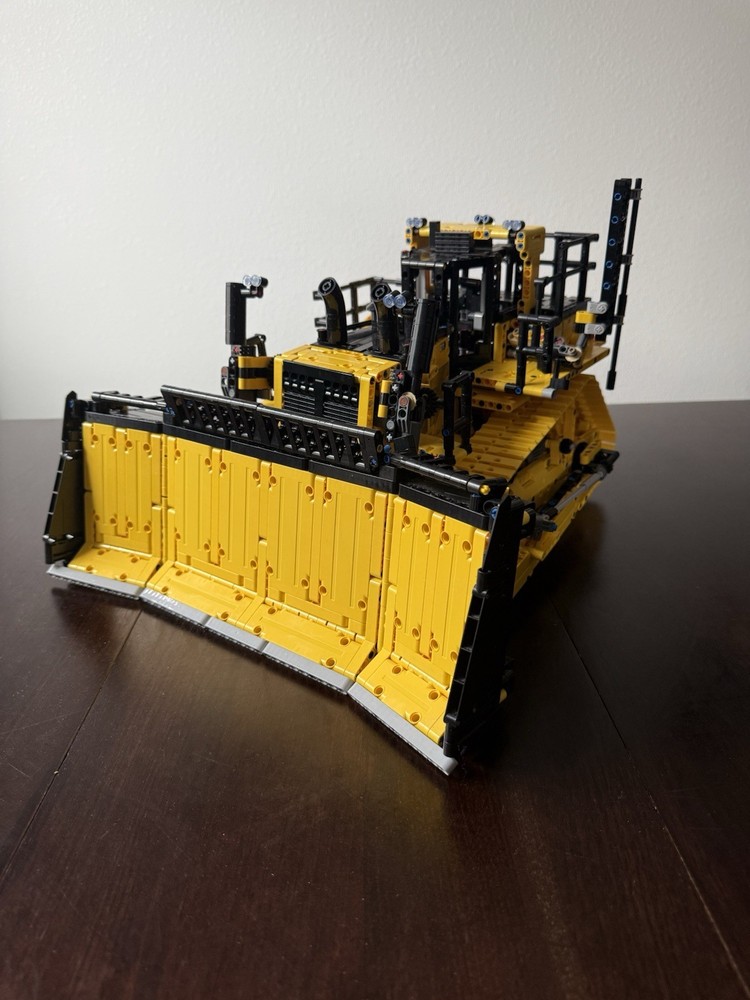 LEGO TECHNIC: App-Controlled Cat D11 Bulldozer (42131)