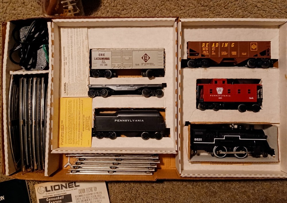 Lionel  Cannonball Express Complete Set With Locomotive/Cars/Track In Box 1987