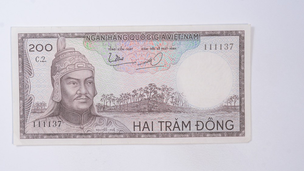 CrazieM World Bank Note - 1966 South Vietnam 200 Dong - Collection Lot m275
