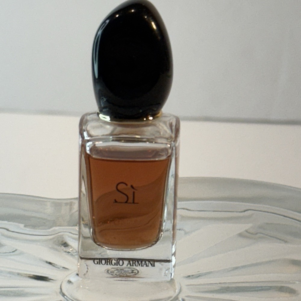 💛 Authentic Giorgio Armani Sì Mini Perfume 3ml – Elegant & Bold 🧡