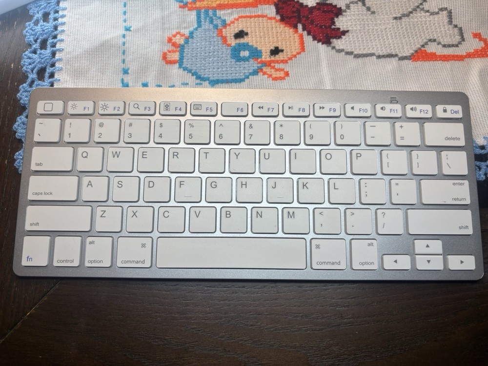 Omoton KB066 Bluetooth Wireless Keyboard for Android iOS PC in Silver White