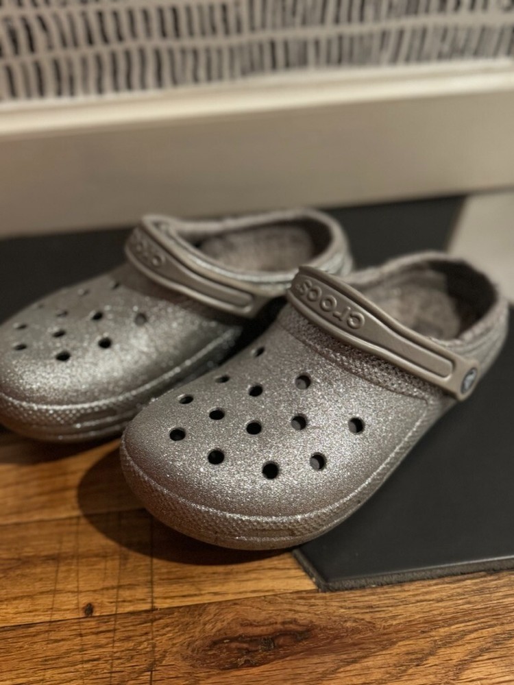 CROCS Classic Glitter Silver Shimmer Faux Fur Lined slip on Womens sz 8 shoes
