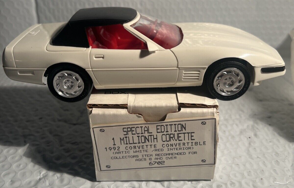 1992 WHITE Corvette Convertible 1 Millionth Dealer Promo Model Car 1/25th in Box