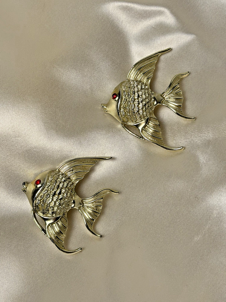 Set of 2 Vintage Fish Brooches – Rhinestone Eye – Gold/Silver Tone – 2 Inches