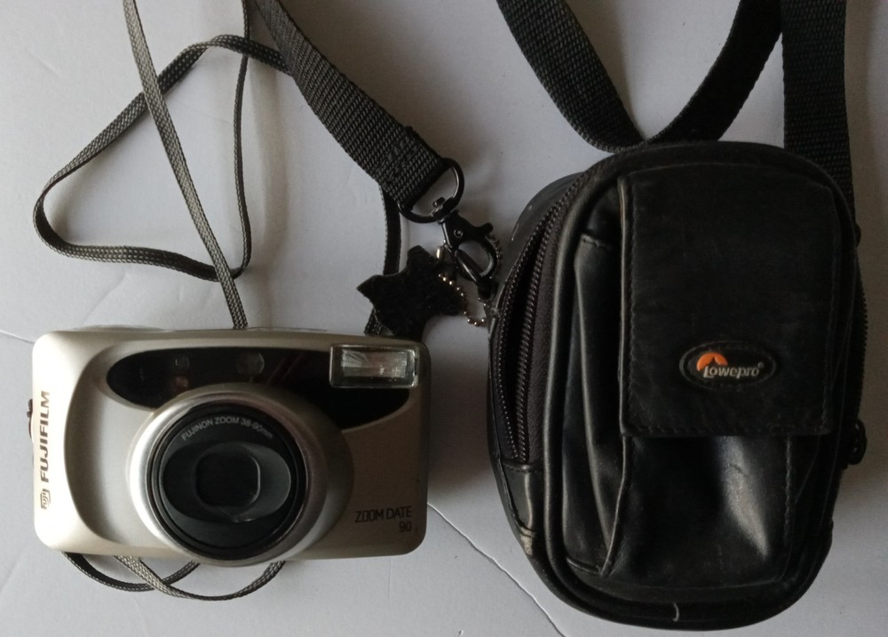 VTG Fujifilm Zoom Date 90 35mm Camera Black with Strap & Lowepro Case Tested Working