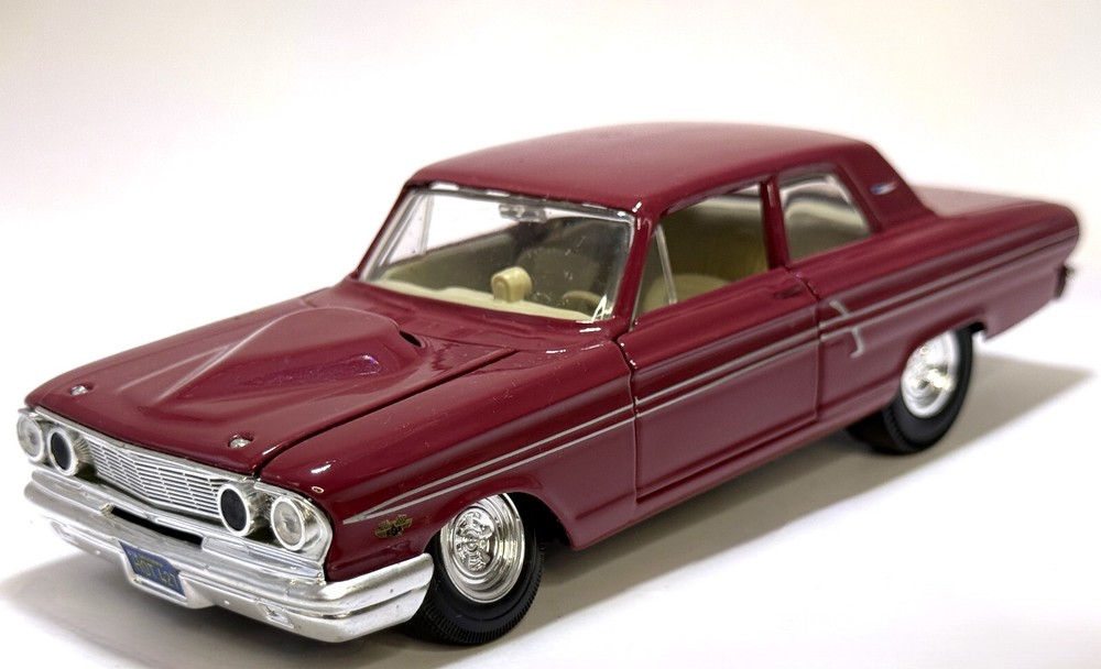 MAISTO 1964 FORD FAIRLANE THUNDERBOLT 1/24 DIECAST CAR Maroon/Red