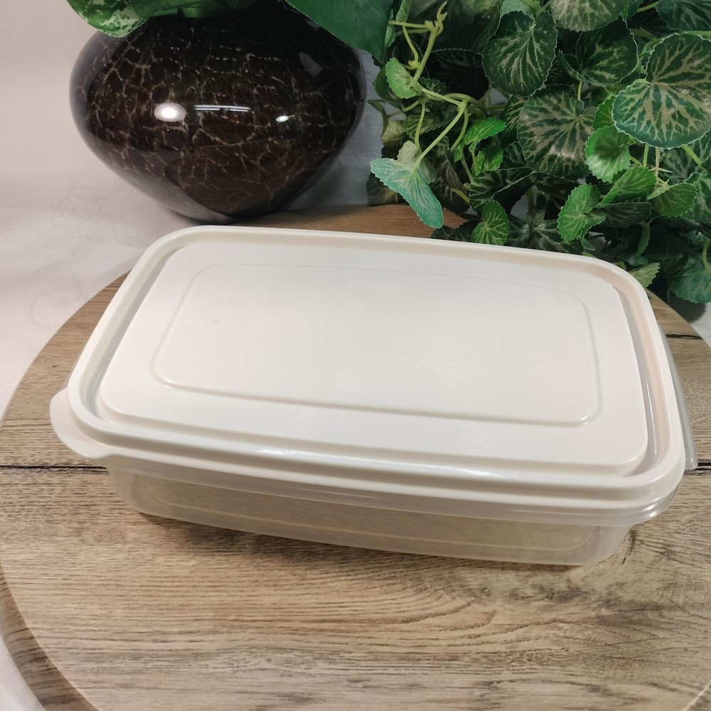 Rubbermaid Servin Saver #11 Storage Container 24oz Almond Rectangle 0114 + Lid