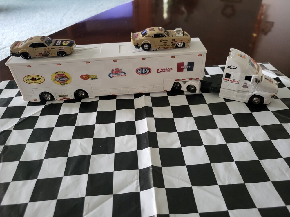 MAISTO  DESIGN CUSTOM HAULER MACK  TRANSPORTER 1/64 WHITE/68Comaro&69 Firebird