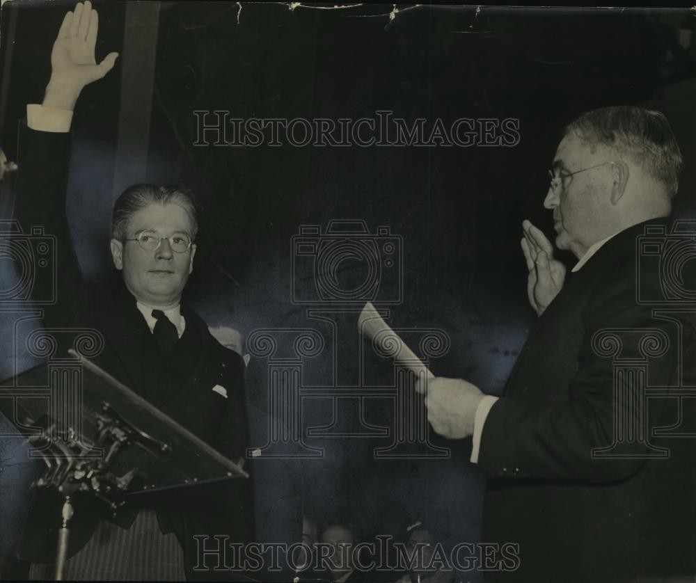 1937 Press Photo Gov. Philip La Follette took oath of office to Chief Rosenberry