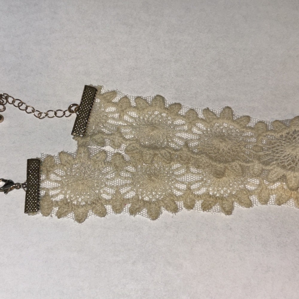 vintage-style tan lace/floral choker necklace