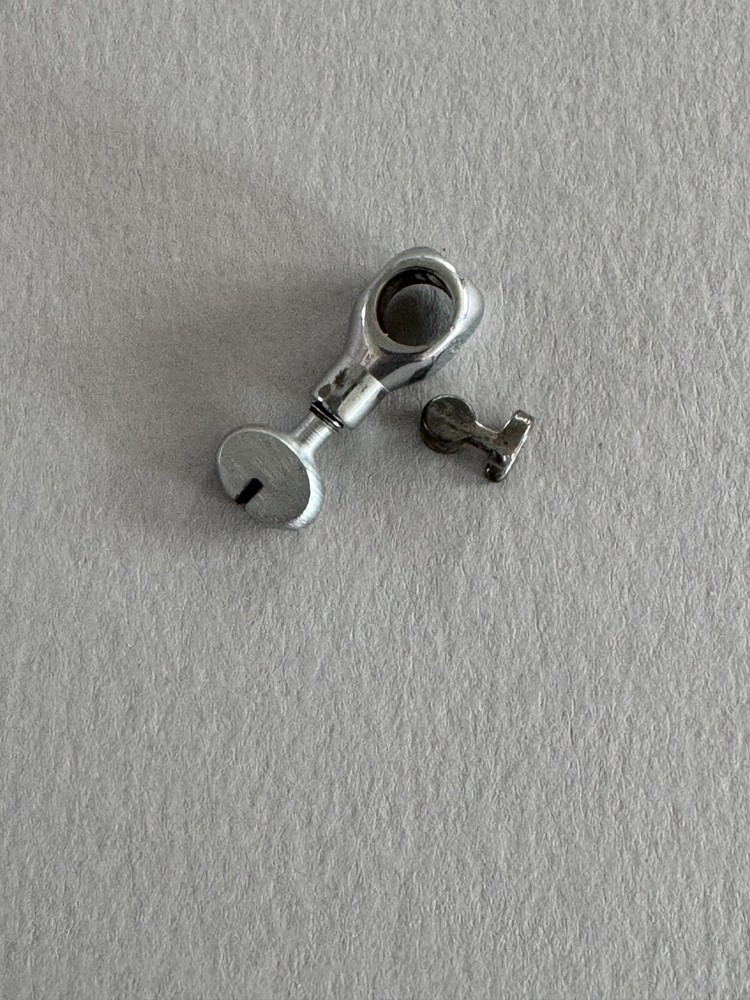 Singer Class 15 sewing machine Needle Clamp with Thread Guide Simanco #45334