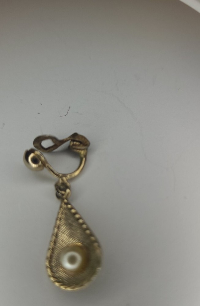 Vintage Women's 1 Earring Or Use As A Pendant Gold Tone faux pearl