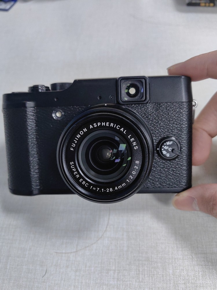Fujifilm X10 12MP Digital Camera with 4x Optical Zoom in Black - English Language
