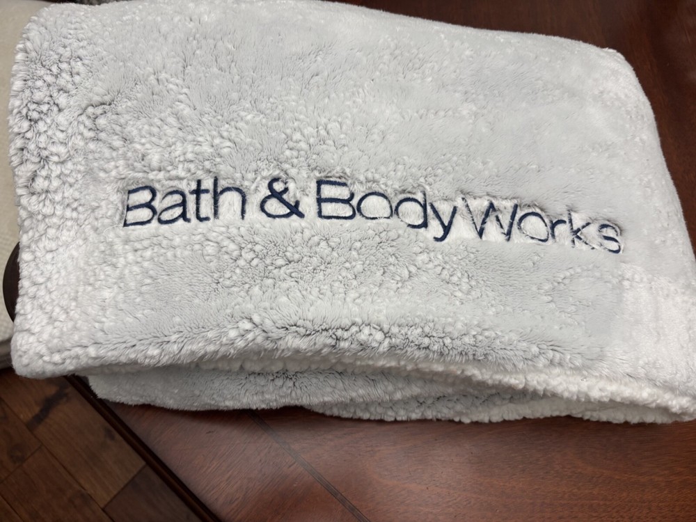 BATH & BODY WORKS Soft Cozy Fleece Blanket 50x60in in White