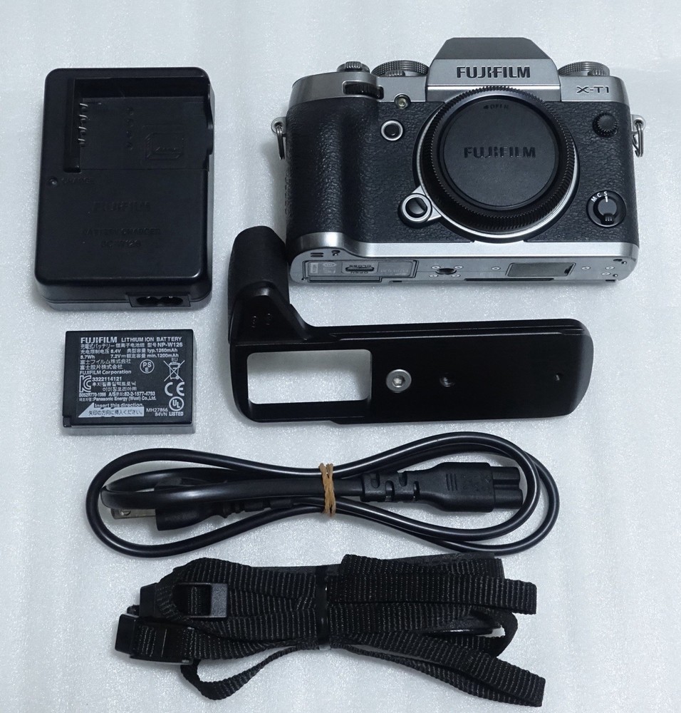 Fujifilm X-T1 16.3MP Digital Camera with CMOS Sensor in Graphite Silver