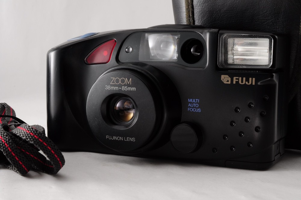 Near Mint Fuji Zoom Cardia 950 Date 35mm Film Camera with Black Point & Shoot Japan