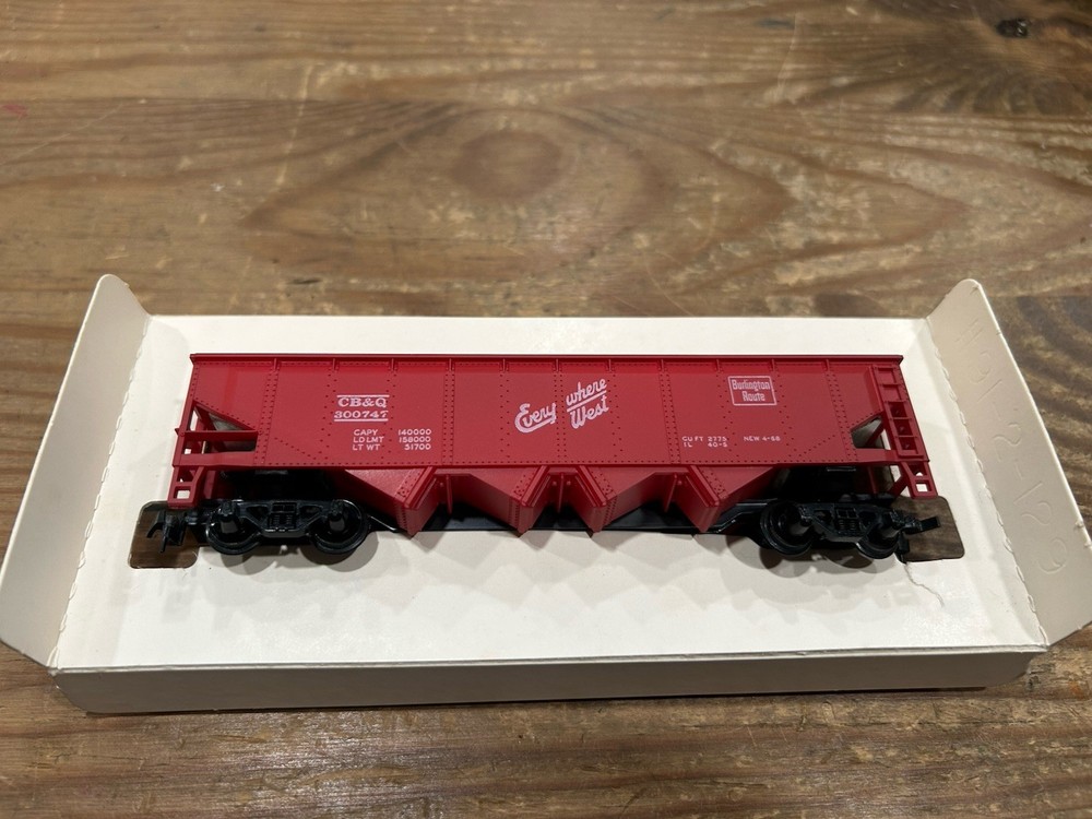 TYCO - HO Scale Burlington Route Everywhere West CB&O 300747 Red Hopper Car